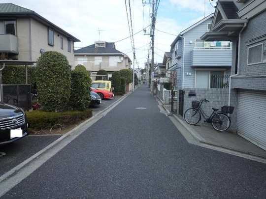 Local land photo. Frontal road