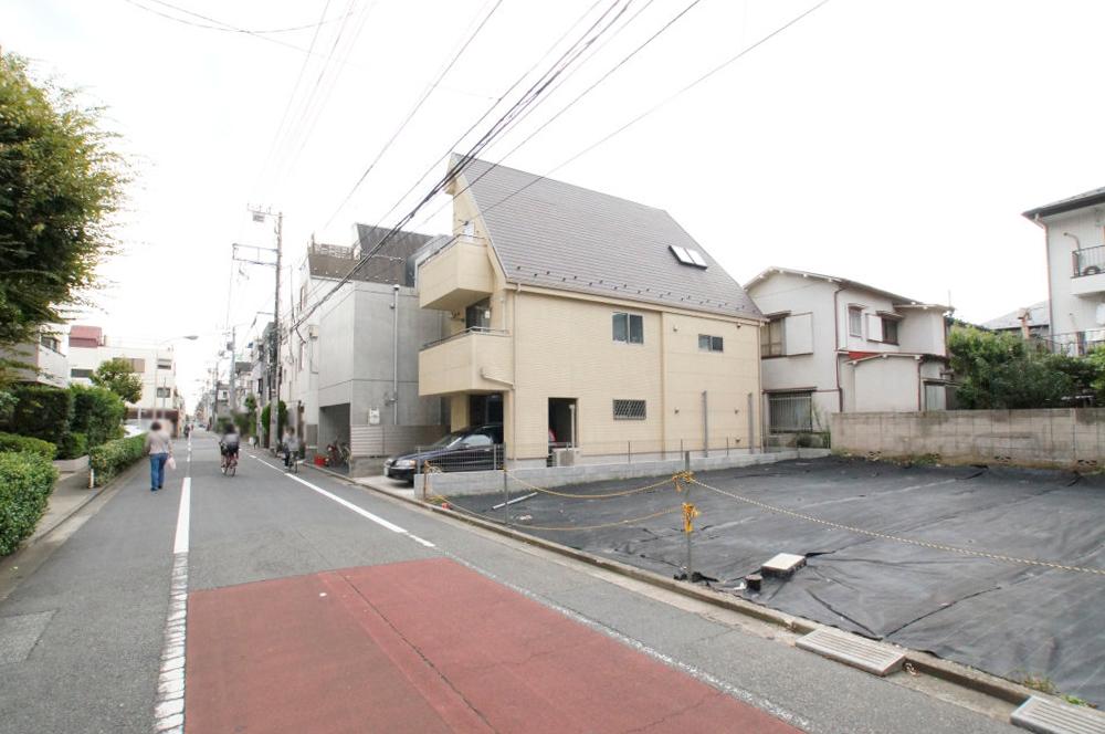 Local photos, including front road. We are facing the public road on the east side about 6m. Car loading and unloading is also a breeze. 