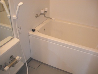 Bath. Same floor plan different floor of photo