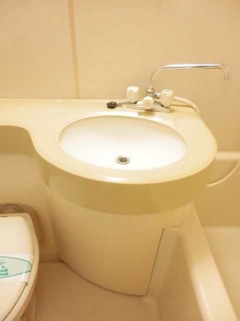 Bath. 3-point unit bus washbasin