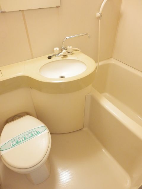 Bath. 3-point unit bus washbasin