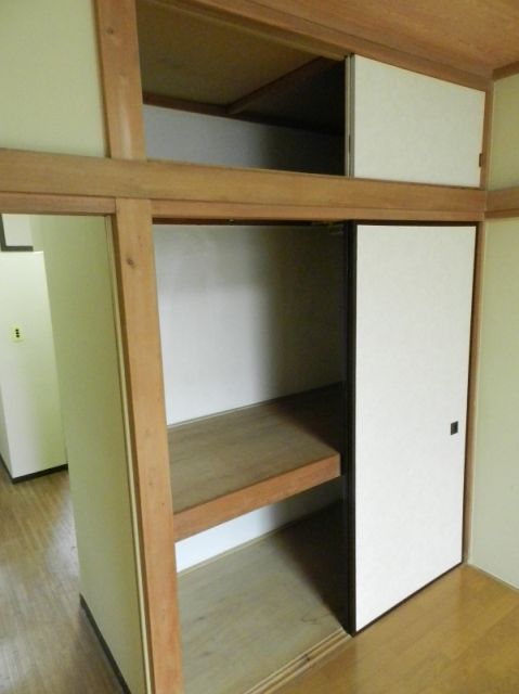 Receipt. Armoire Upper closet is also useful if there