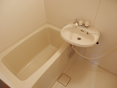 Bath.  ◆ Bathroom with wash basin (with window) ◆