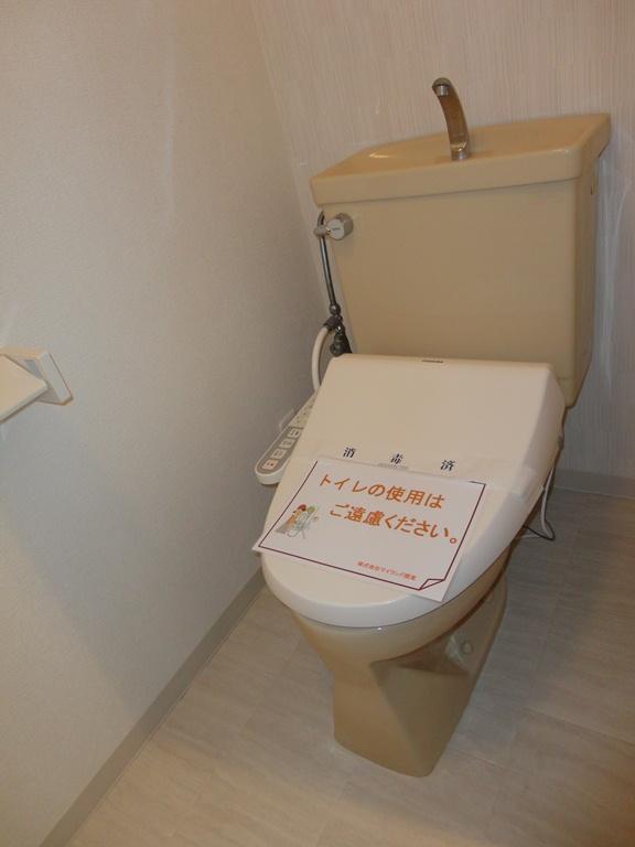 Toilet. Indoor (11 May 2013) Shooting