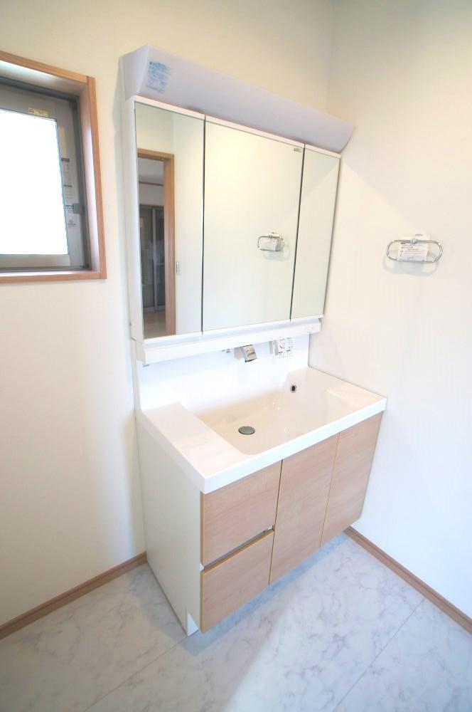 Wash basin, toilet. It will wash basin of shampoo dresser with three-sided mirror.
