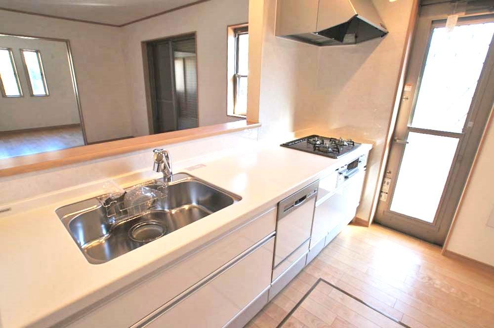 Kitchen. Dishwasher ・ It will be face-to-face kitchen equipped with a water purifier, You can housework while watching the children. There is under-floor storage.