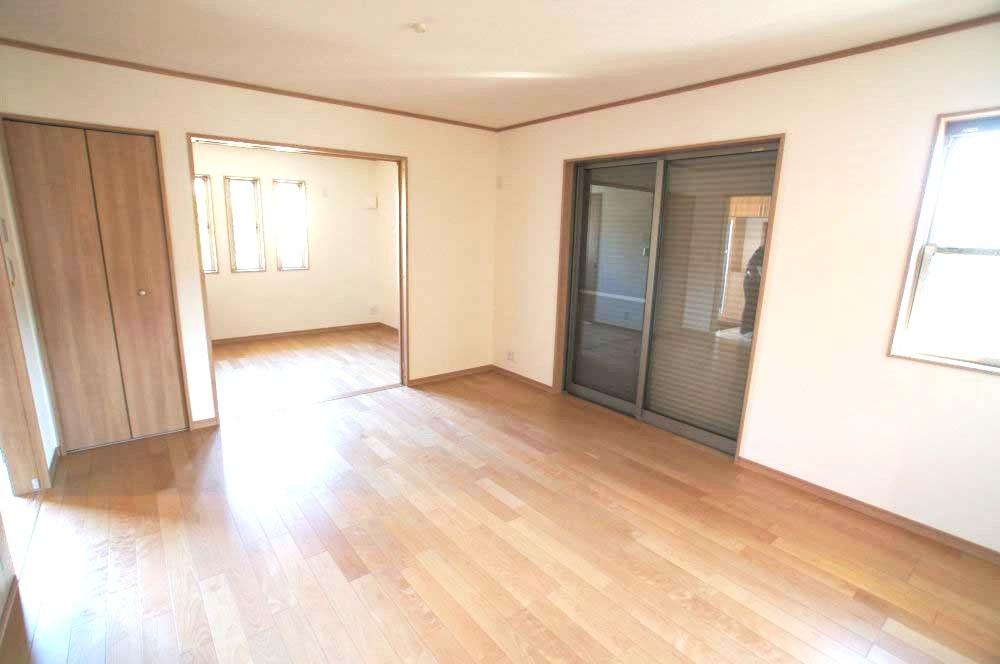 Living. Located on the first floor, There will be a bright living room. Floor heating two-sided installation, Good per sun by the south side lighting.