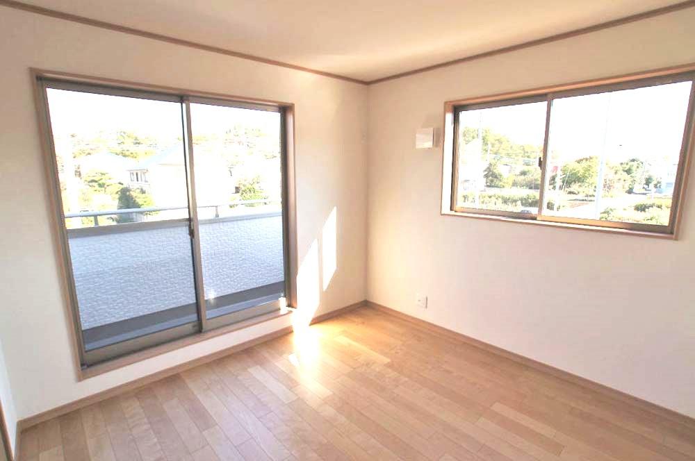 Non-living room. Each Western-style room comes with a window dihedral.