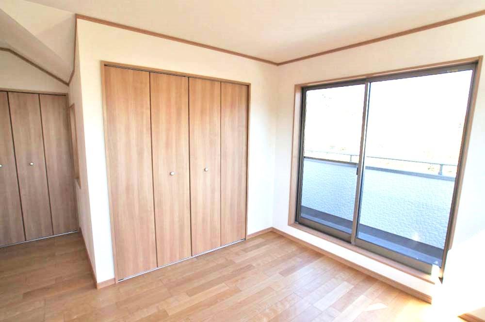 Non-living room. Each room comes with accommodated.