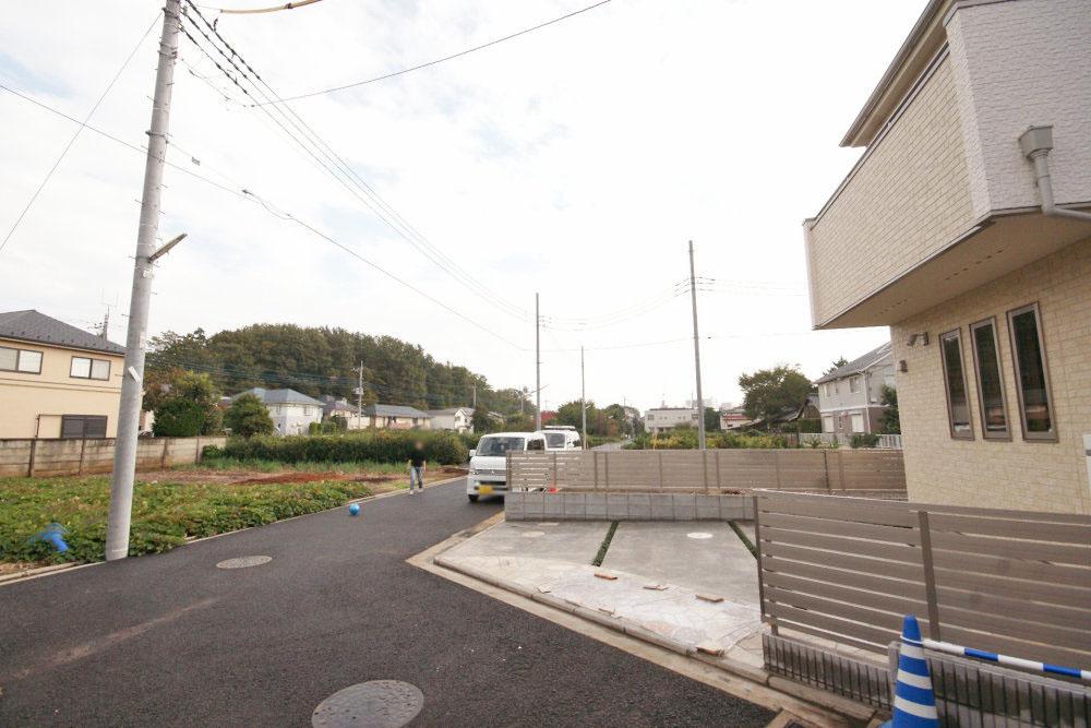 Local photos, including front road. Parking spaces are also firmly taken is easier than ever with a large car because.