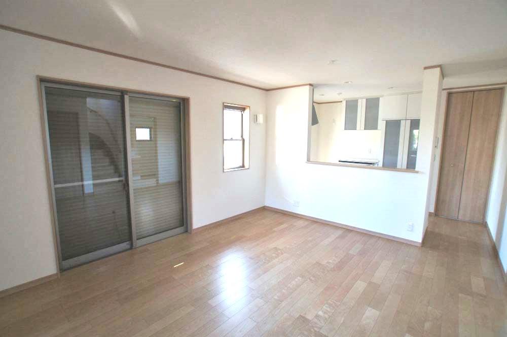 Non-living room. Because each room there is a housing with depth, It is safe for one with a lot of luggage.