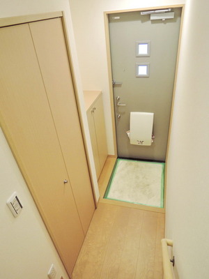 Entrance. Entrance ・ Shoebox ・ Compartment