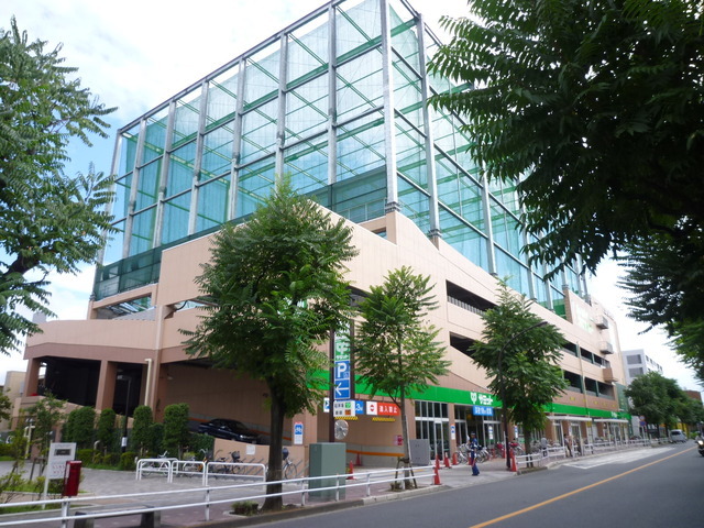 Supermarket. 1094m to Summit (super)