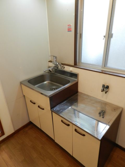 Kitchen. Gas stove can be installed