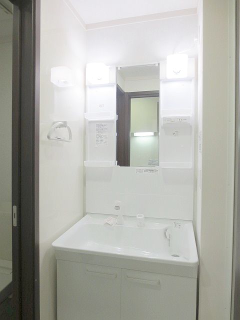 Washroom. Washbasin with shower ☆