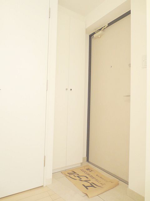 Entrance. Clean with SB ☆