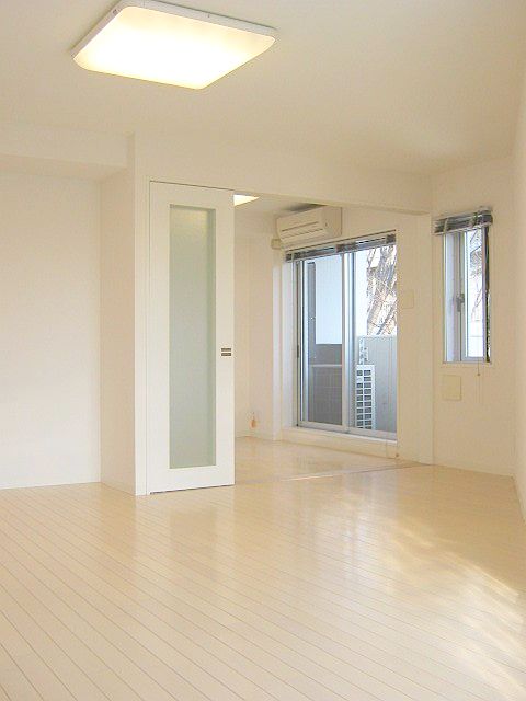 Living and room. East-facing top floor angle room ☆