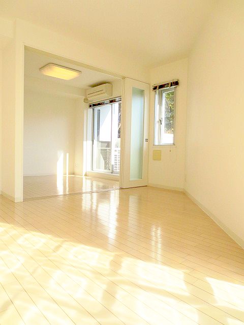 Living and room. There is a feeling of cleanliness in a bright floor coverings (^ _-) - ☆
