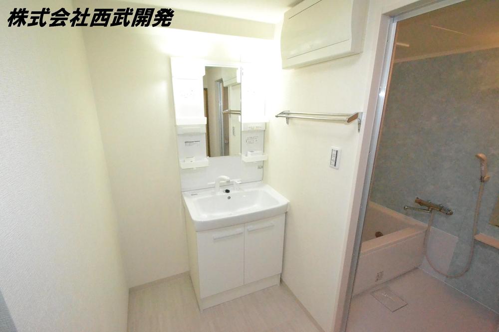 Wash basin, toilet. Indoor (12 May 2013) Shooting