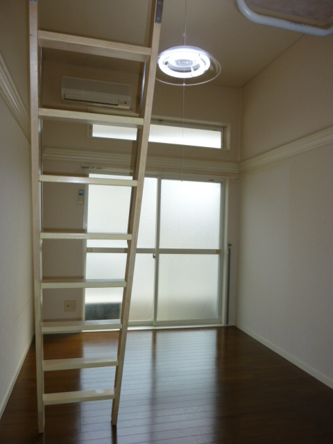 Living and room. Glad Indoor Laundry Area