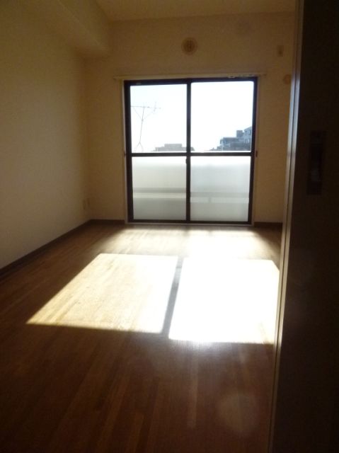 Living and room. South-facing room