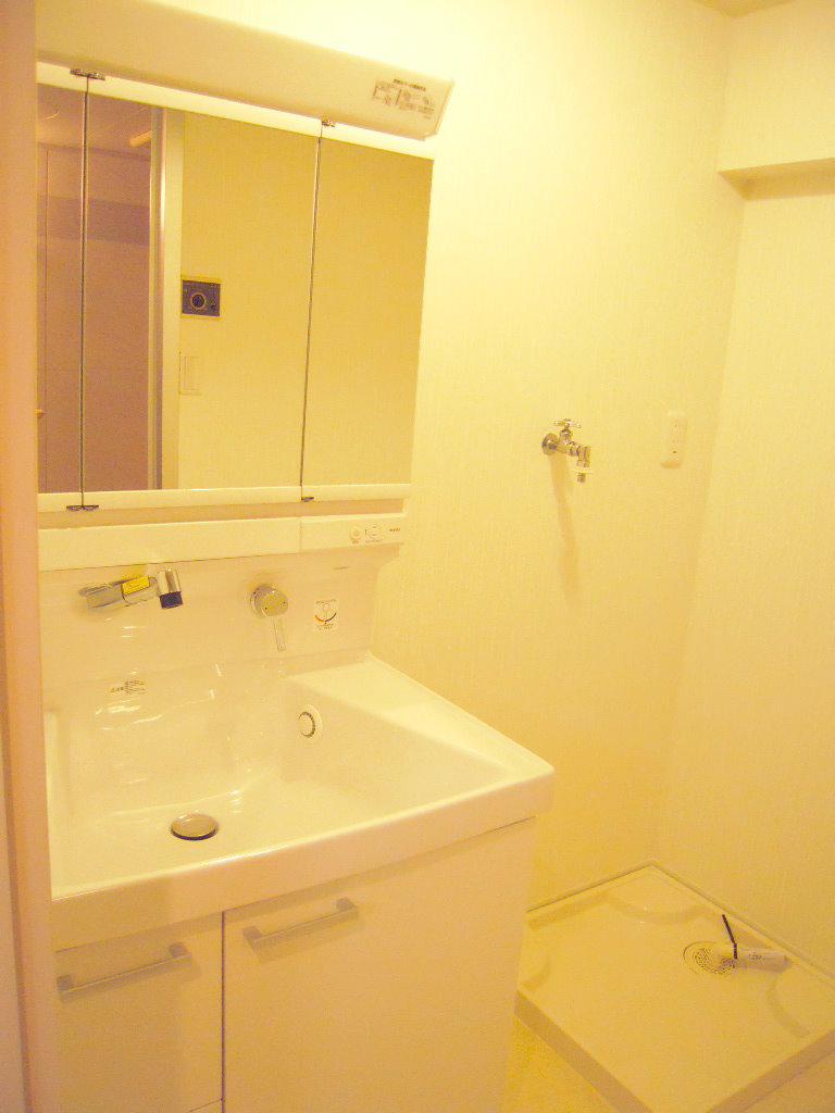 Wash basin, toilet. Indoor (July 2013) Shooting