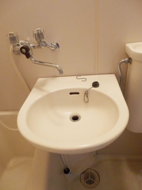 Bath. 3-point unit bus washbasin