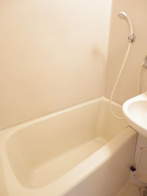 Bath. 3-point unit bus washbasin