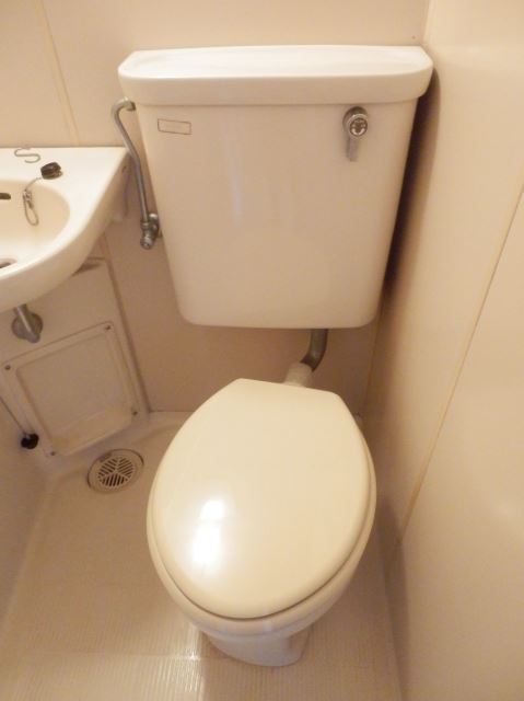 Toilet. 3-point unit bus washbasin