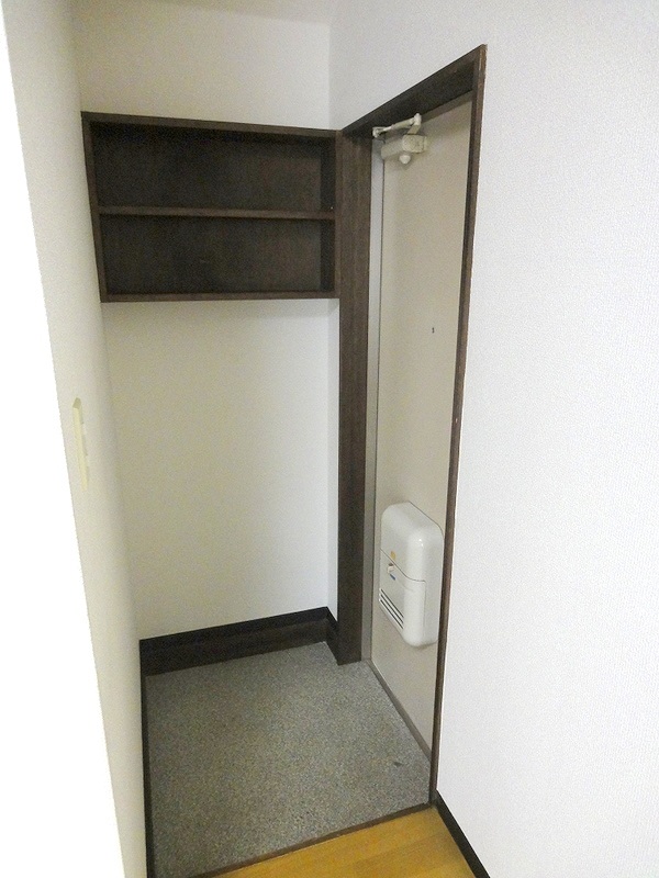 Entrance. There is storage rack at the entrance top