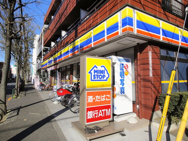 Convenience store. MINISTOP up (convenience store) 130m