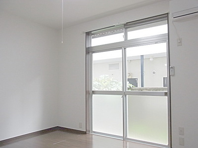 Other room space. Facing south Western-style 6 Pledge