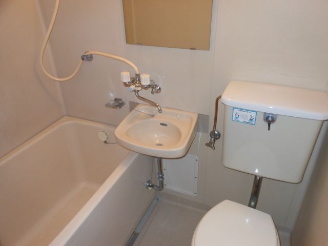 Bath. Cleaning Ease 3-point unit bus