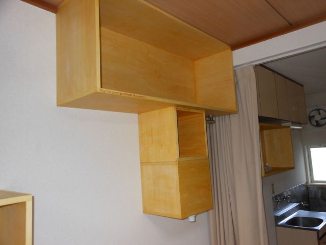 Receipt. To display shelf in a bookcase