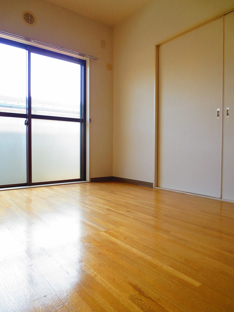 Living and room. Open if you open the sliding door! ! 