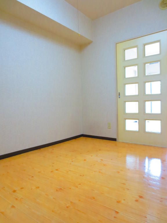 Living and room. I am happy entrance and interior of the door! ! 