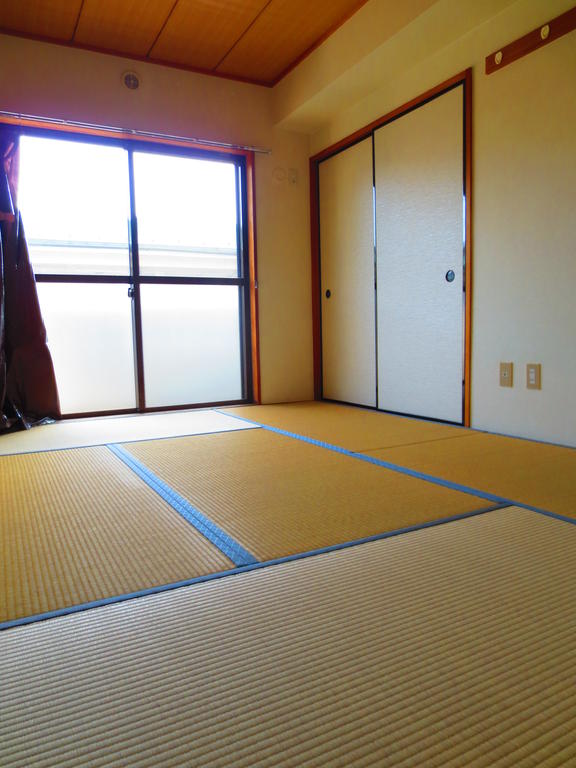 Living and room. Calm parenting friendly sum