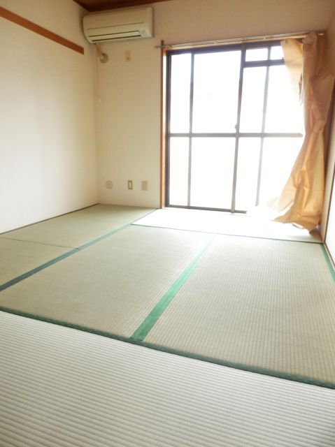Living and room. Tatami rooms