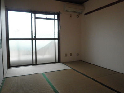 Living and room. Western-style to be able to traverse Japanese-style room