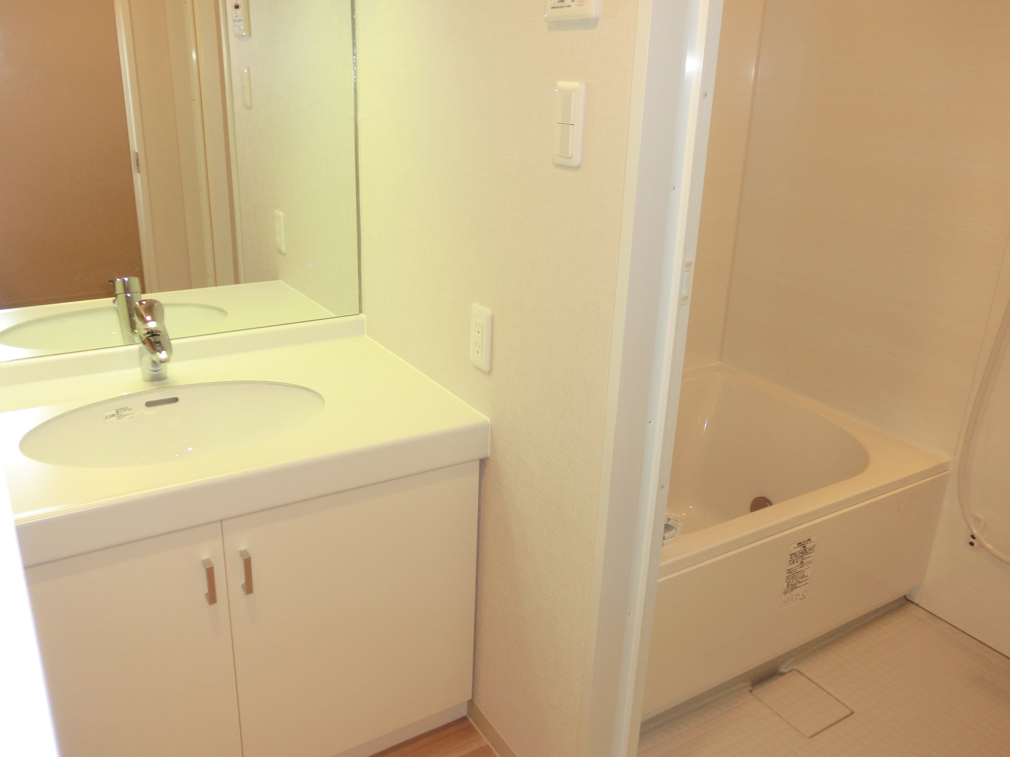 Washroom. Independent wash basin (inverted type)