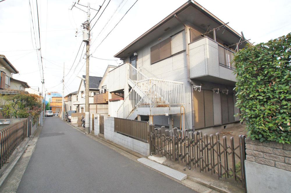 Local photos, including front road. Is conveniently located "Musashino City Hall," "Cultural Center Musashino city" there is a "Musashino Municipal Central Library," etc. daily necessities facility is close to "Musashino post office" in the surrounding area. 