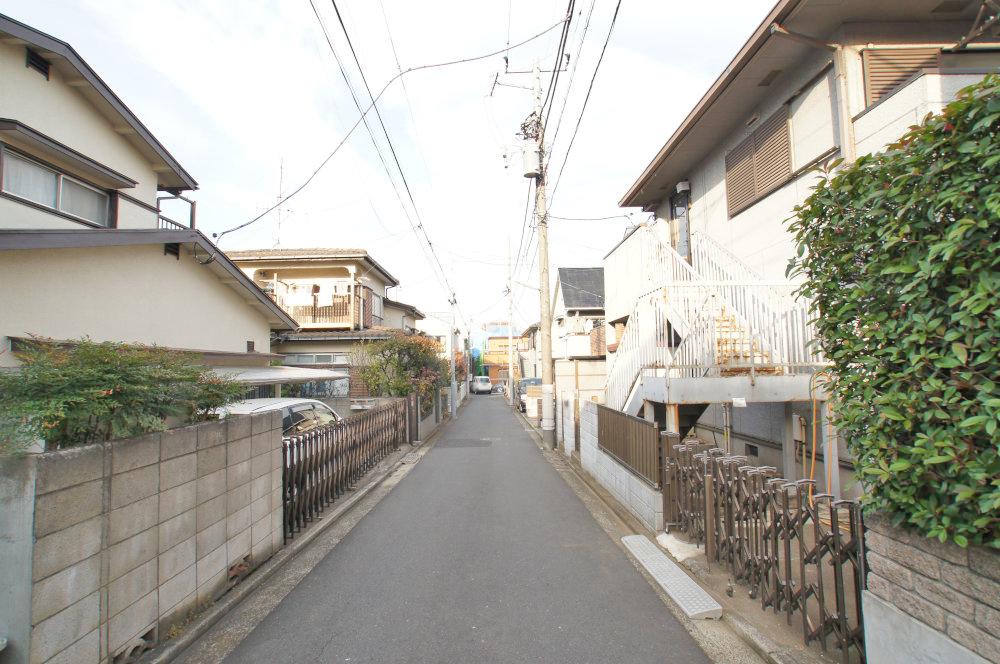 Local photos, including front road. Since it is a building conditions without selling land, It is possible building a building in your favorite builders. 