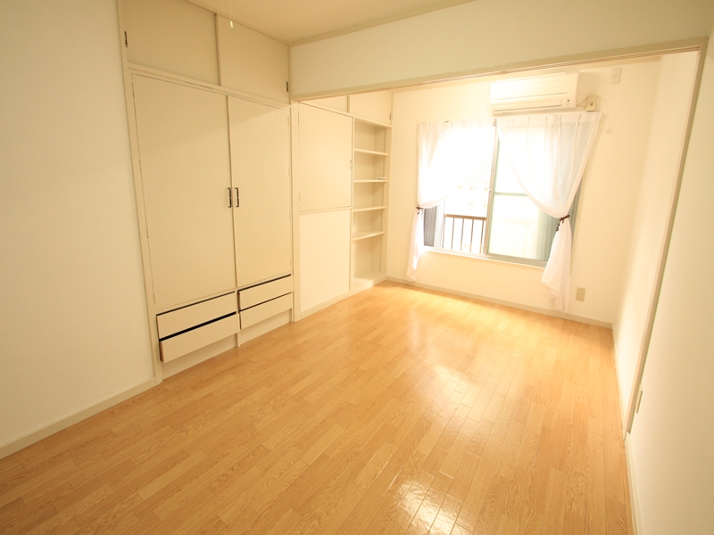 Living and room. Western-style 7.5 Pledge