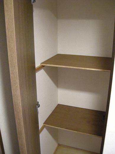 Entrance. Entrance storage also convenient