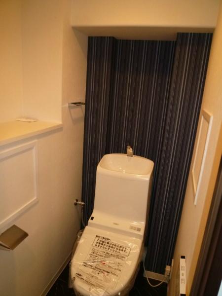 Toilet. Indoor (11 May 2013) Shooting