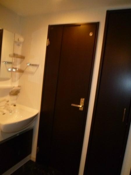 Wash basin, toilet. Indoor (11 May 2013) Shooting