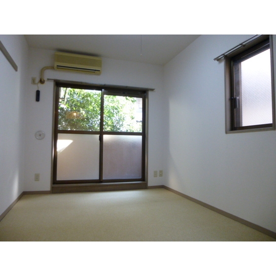 Living and room. Corner room ・ It is a two-sided lighting.