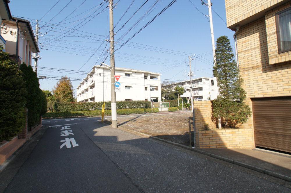 Local photos, including front road. This is the south side road. Again south road is 0.00 per day