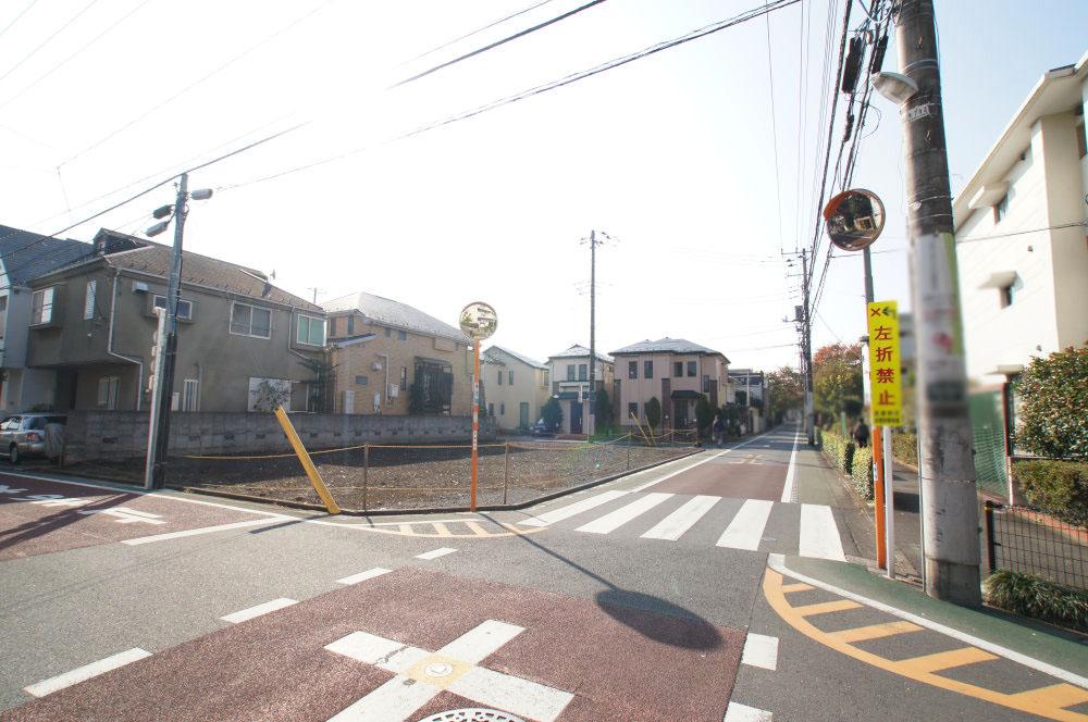 Local photos, including front road. Here it has been taken from the northwest corner lot