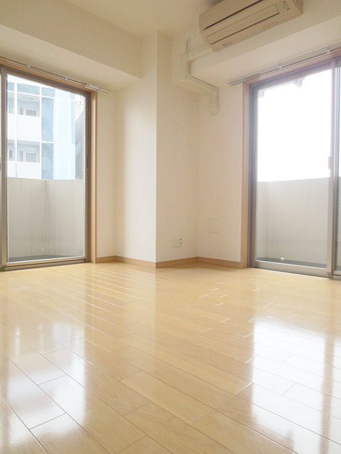 Living and room. It is bright in the southeast 2 Men'irodori light